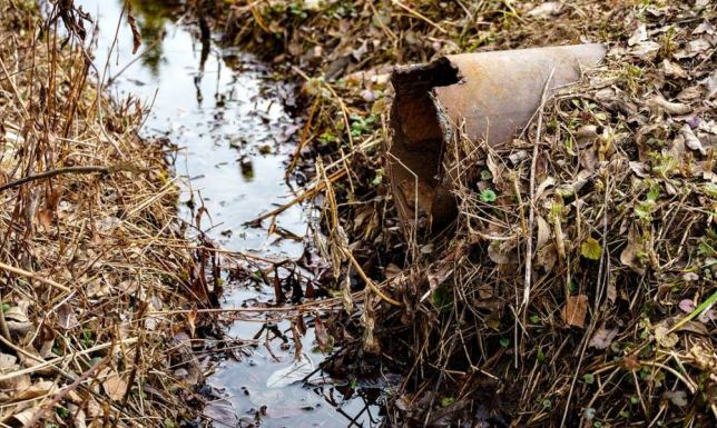 Znalezione przez pracowników OSiR wkopanych rur w rzece Czarna Hańcza