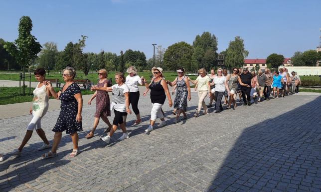 zajęcia taneczne prowadzone w ramach programu „Aktywny Senior w tańcu i w wodzie”