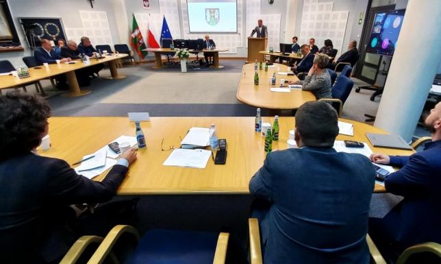 radni większości głosów przyjęli projekty uchwał w sprawie 10% podwyżki