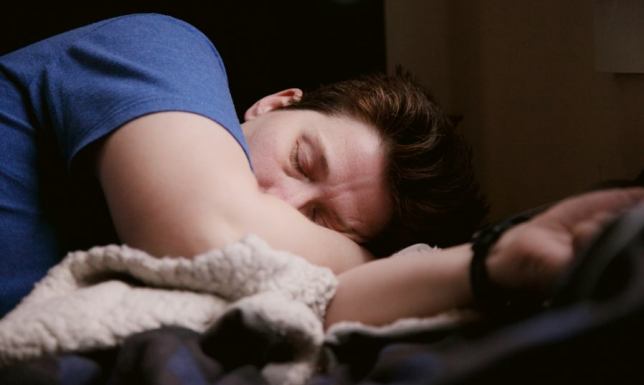 Alkohol a sen: dlaczego spada jakość nocnego odpoczynku