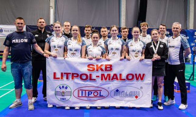 zawodnicy Suwalskiego Klubu Badmintona z brązowym medalem w sezonie 2023