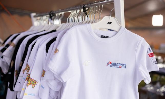 Możliwość zaopatrzenia się w pamiątki związane z „Air Show Odlotowe Suwałki”