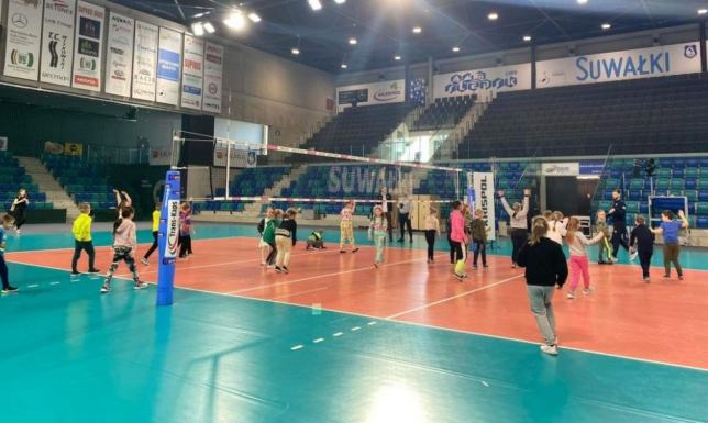 uczniowie Szkoły Podstawowej nr 9 w Suwałkach odwiedzili siatkarzy Ślepska Malow Suwałki