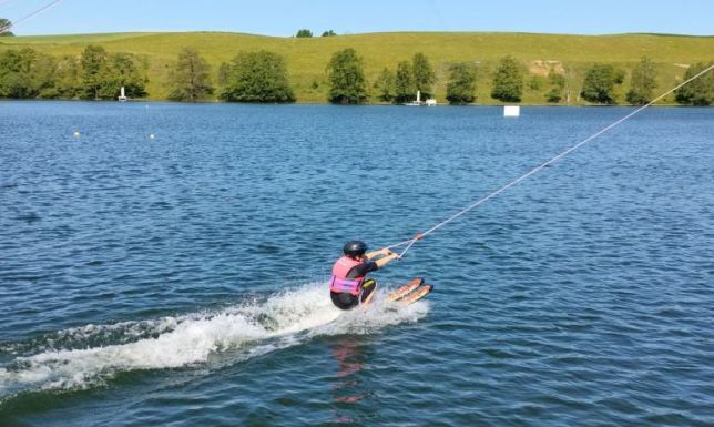 Uczniowie ze Szkoły Podstawowej w Słobódce uczą się jazdy na nartach wodnych