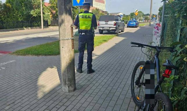 29-letni rowerzysta uderzył w słup, bo zapatrzył się w telefon