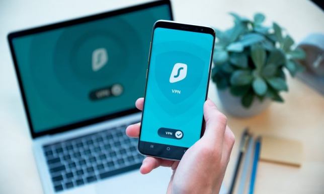 Pobierz VPN, Zachowaj Wolność: Jak Polacy Odzyskują Kontrolę nad Swoją Obecnością w Sieci