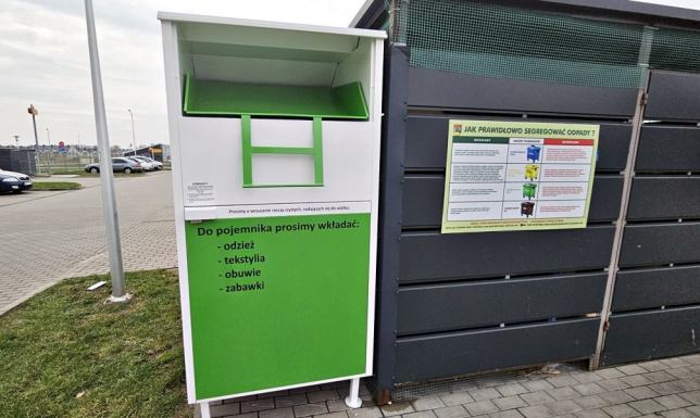 nowe, białe pojemniki Fundacji Podaruj Pomoc