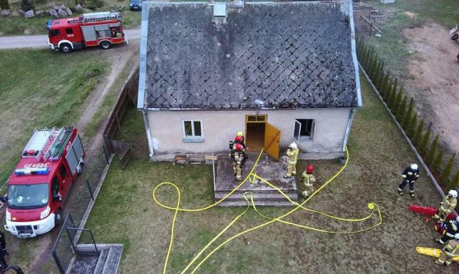 22 strażaków gasiło płonący dom w Sobolewie