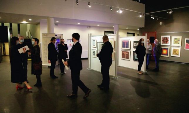 Wernisaż wystawy "Op-art i geometryczna abstrakcja" w Suwalskim Ośrodku Kultury