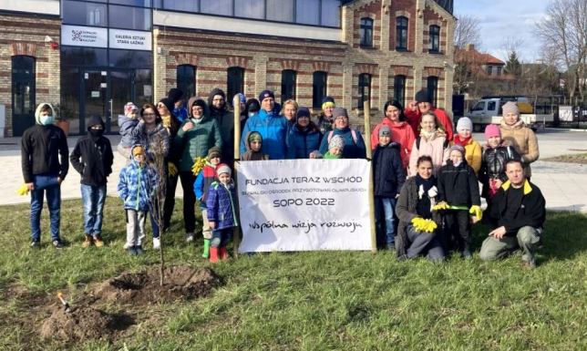 mieszkańcy posprzątali okolice i wspólnie posadzili drzewo na suwalskich bulwarach