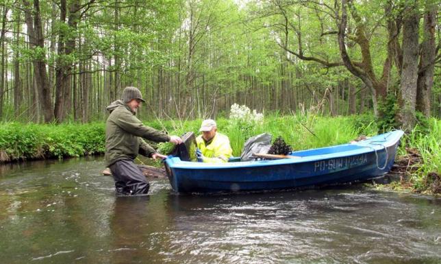Lodówka i kineskop telewizora w Czarnej Hańczy
