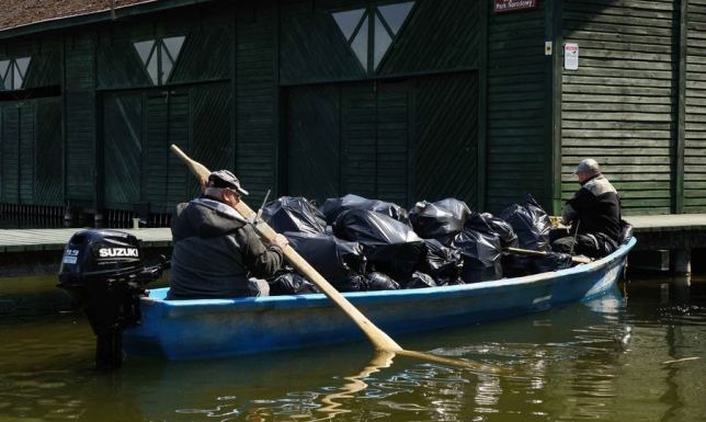 70 stu dwudziesto litrowych worków śmieci w trzy godziny