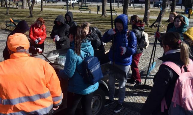 Grupa kobiet z Ukrainy posprzątała Park Konstytucji 3 Maja