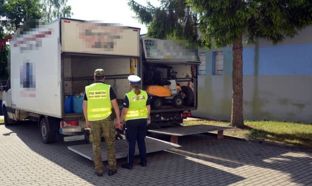 Zatrzymani za kradzież w Holandii koparka o wartości 120 000 zł i  kosiarka o wartości 10 000 zł