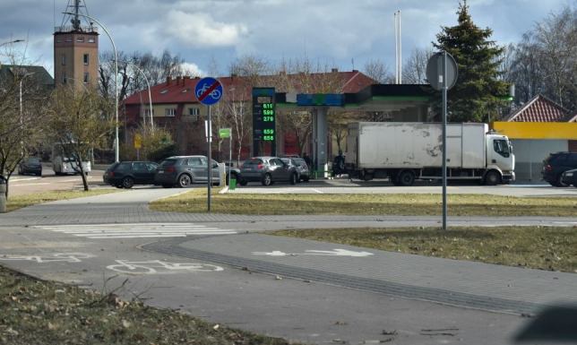Tłumy na stacjach paliw, pustki w bankomatach