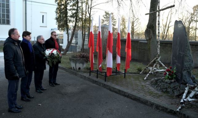 Władze Suwałk upamiętniły rocznicę wprowadzenia stanu wojennego mijają 43 lata od wprowadzenia stanu wojennego w Polsce