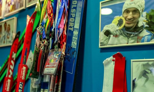 Pamiątki Kamila Stocha w Wojewódzkim Ośrodku Sportu i Rekreacji Szelment