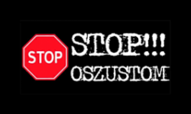 Chciała sprzedać sukienkę, straciła blisko 700 zł