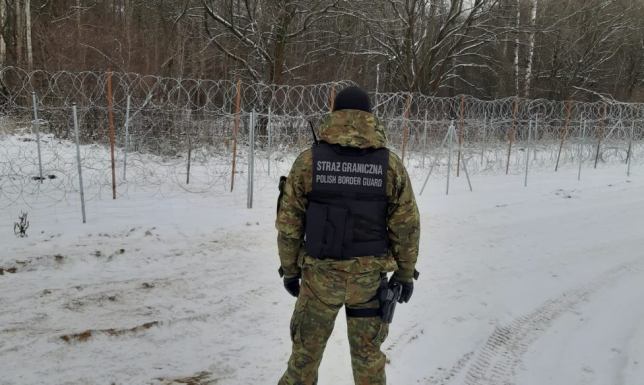 Rada Powiatu w Suwałkach murem za polskim mundurem