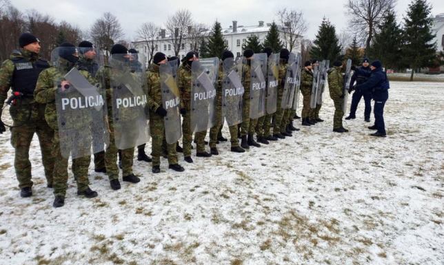 Podlaski Oddział Straży Granicznej otrzymał plecakowe miotacze gazu