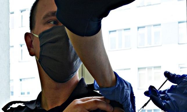 proces szczepień przeciw COVID-19 dla służb mundurowych z powiatu suwalskiego