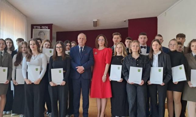 wicestarosta suwalski wręczył 28 dyplomów stypendystom