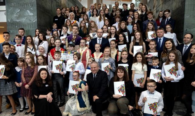 Uczniowie z całego województwa otrzymali stypendia artystyczne Uczniowie z całego województwa otrzymali stypendia artystyczne