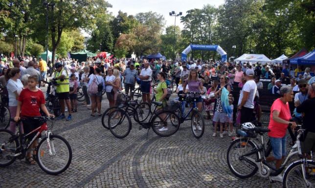 zbiórka rowerzystów na parkingu przy markecie Kaufland