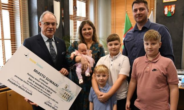 Zuzia - pierwsza suwalczanka w 2025 roku u prezydenta wyprawka od prezydenta - bon zakupowy na artykuły dla niemowląt