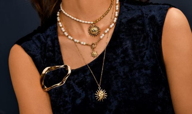 Idealny choker na zabawę karnawałową – jak łączyć go z różnymi stylami?