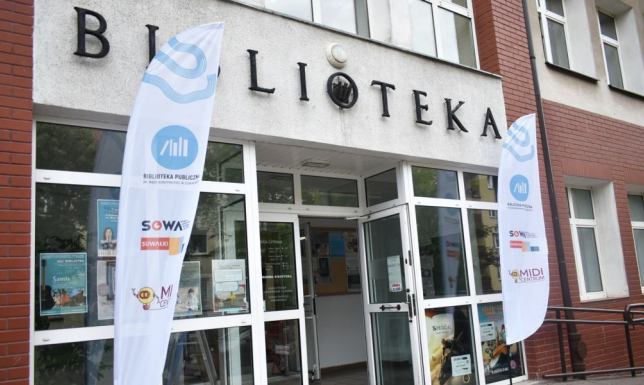 WAKACJE 2025 W BIBLIOTECE – UL. EMILII PLATER 33A (SMYKAŁKA)