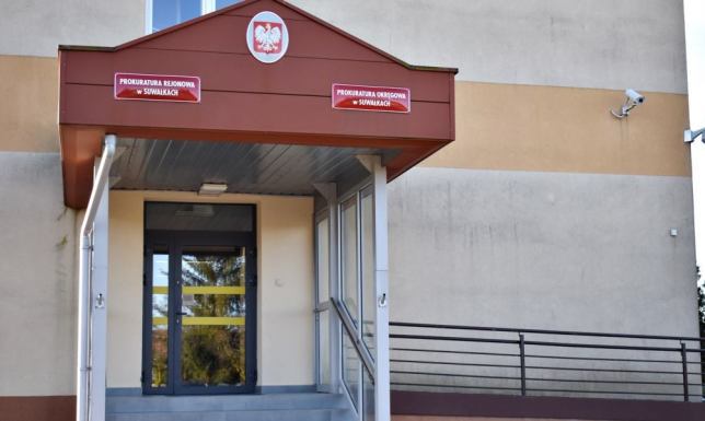 w rejonie garaży przy ulicy Reja w Suwałkach znaleziono ciało kobiety