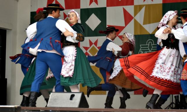 kramy z rękodziełem i produktami regionalnymi oraz występy zespołów ludowych