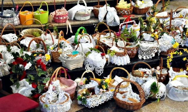 W Wielką Sobotę wierni tłumnie pojawiają się w świątyniach, aby poświęcić pokarmy