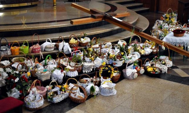 Tradycją tego dnia jest poświęcenie pokarmów wielkanocnych