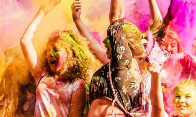 plenerowa impreza Holi Święto Kolorów. Wstęp bezpłatny.