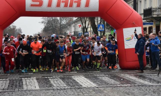 Zawodnicy spotkają się 10 listopada o godzinie 19:18 pod pomnikiem Marszałka Józefa Piłsudskiego