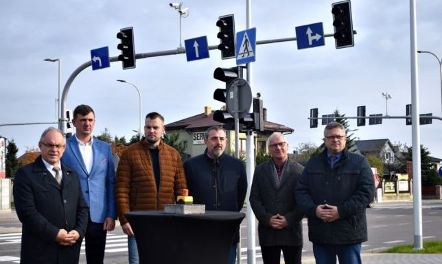 symboliczne włączenie nowej sygnalizacji świetlnej na skrzyżowaniu w Suwałkach