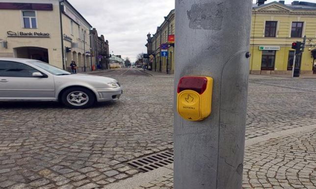 Przyciski na przejściach dla pieszych w Suwałkach wyłączone