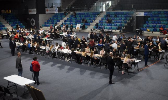 w hali Suwałki Arena pojawiło się ponad 140 szachistów