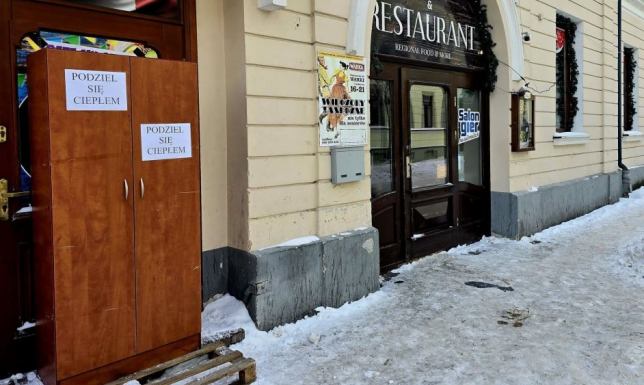 Specjalna szafa na zimowe rzeczy, do której możecie wrzucać swoje darowizny