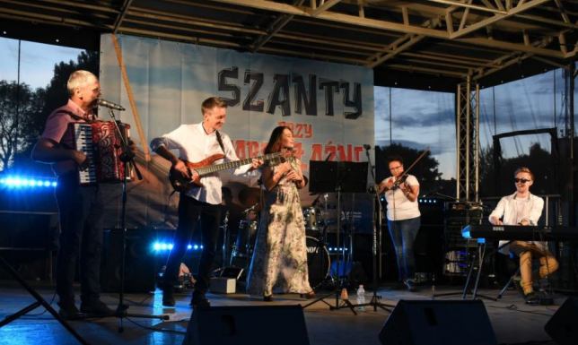 Szanty rozbrzmiały przy Starej Łaźni Koncerty szantowe na suwalskich buwarach