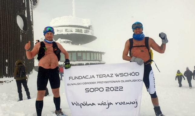 Ubrani w szorty weszli czarnym szlakiem na Śnieżkę