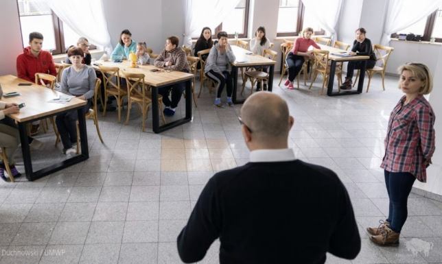 Artur Kosicki wręczył upominki 49 uchodźcom z Ukrainy