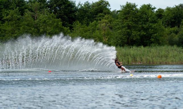 bezpłatne zajęcia i nauka pływania na wakeboardzie i nartach wodnych