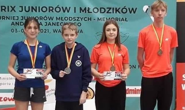 Jeden złoty i dwa srebrne medale zdobyli młodzi suwalscy badmintoniści w Warszawie