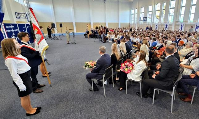 Nowy budynek Szkoły Podstawowej nr 4 oficjalnie otwarty Sala gimnastyczna oraz blok dydaktyczny z 12 nowymi salami lekcyjnymi