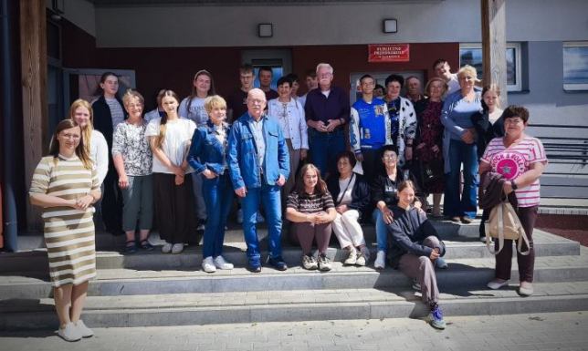  W zajęciach brało udział 13 uczniów i 13 seniorów.