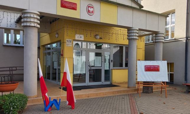 o godzinie 7:00 rano otwarte zostały lokale wyborcze