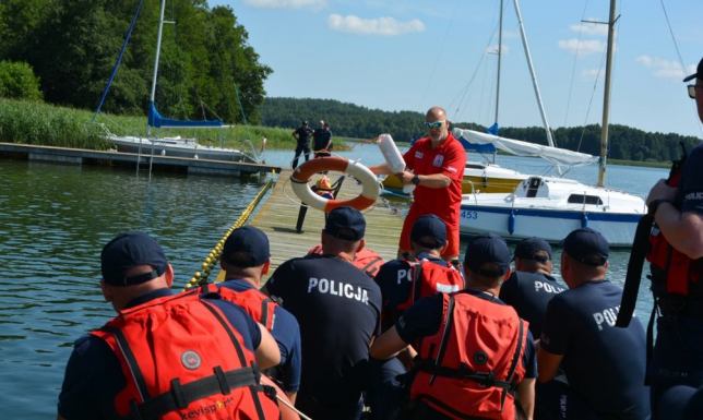 Policjanci z oddziałów prewencji oraz przewodnicy psów służbowych